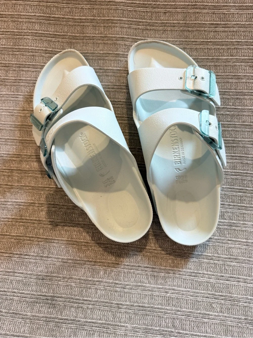 Birkenstock Arizona Big Buckle safe colored sandals. Size 7-7.5